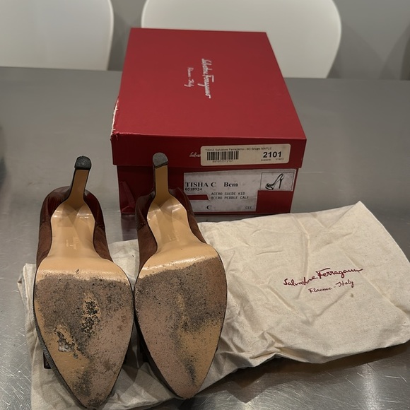 Ferragamo burgundy platform heels with pointed toe and bow detailing - Picture 5 of 6